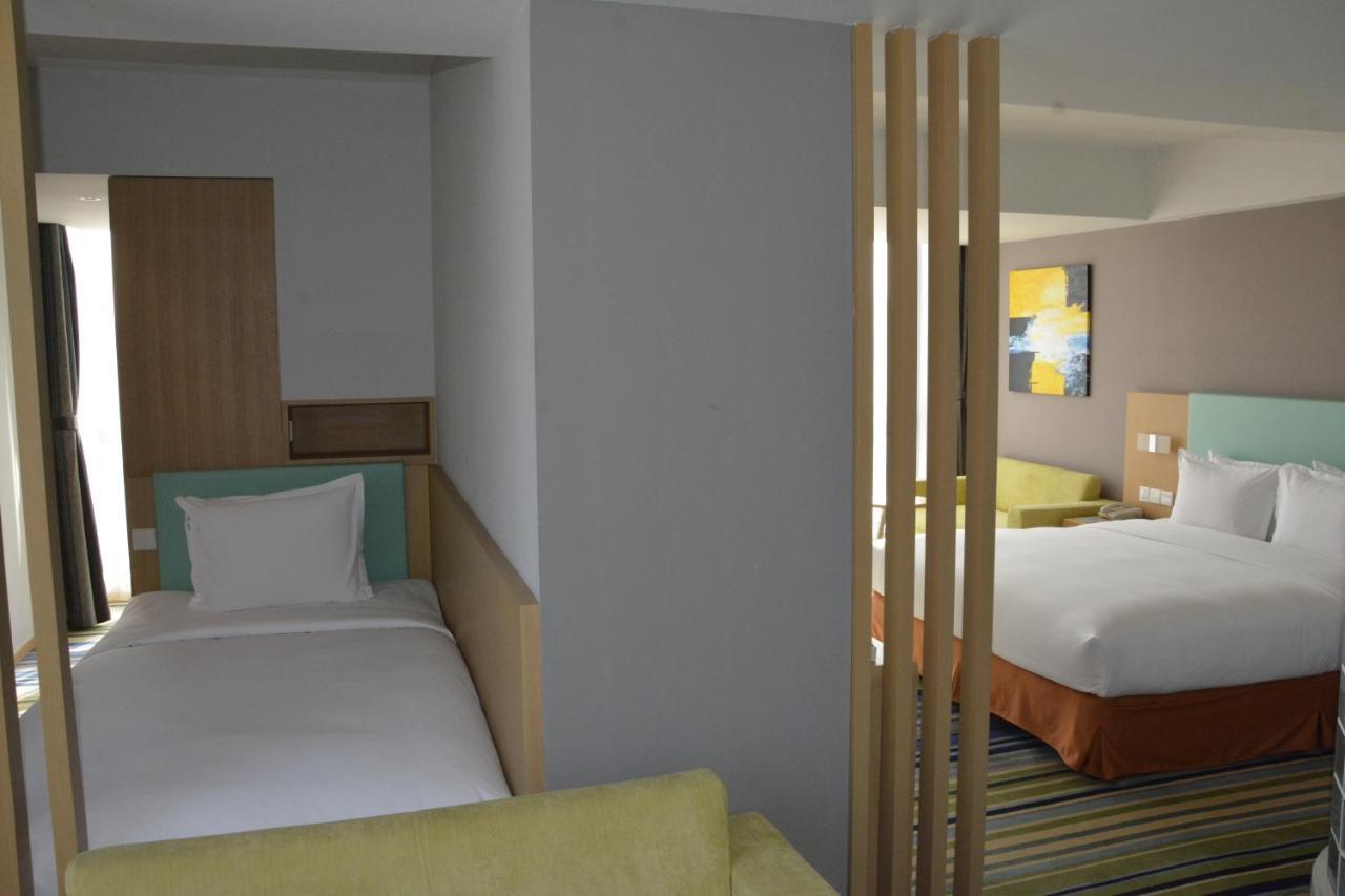Holiday Inn Express Yingkou Onelong Plaza By Ihg Gaizhou Exterior foto